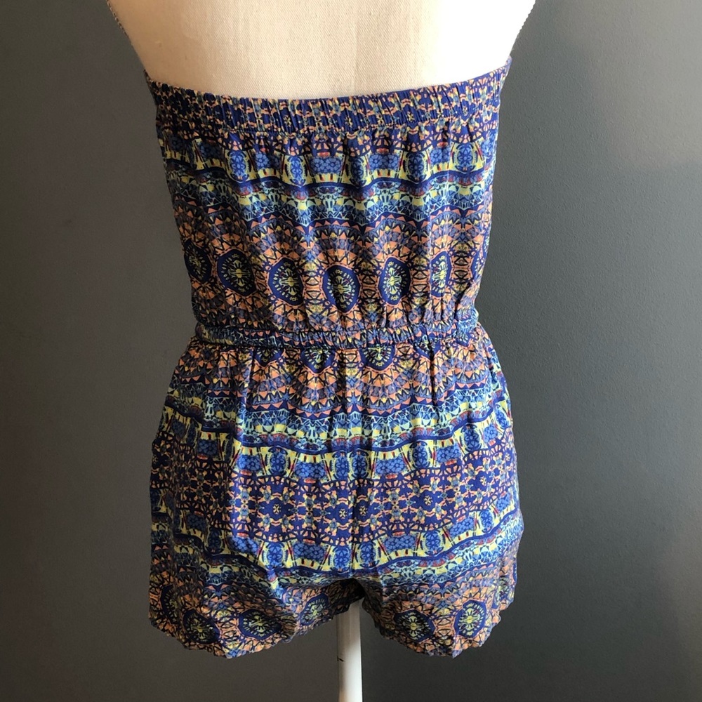 Patterned Strapless Romper With Pockets - image 3